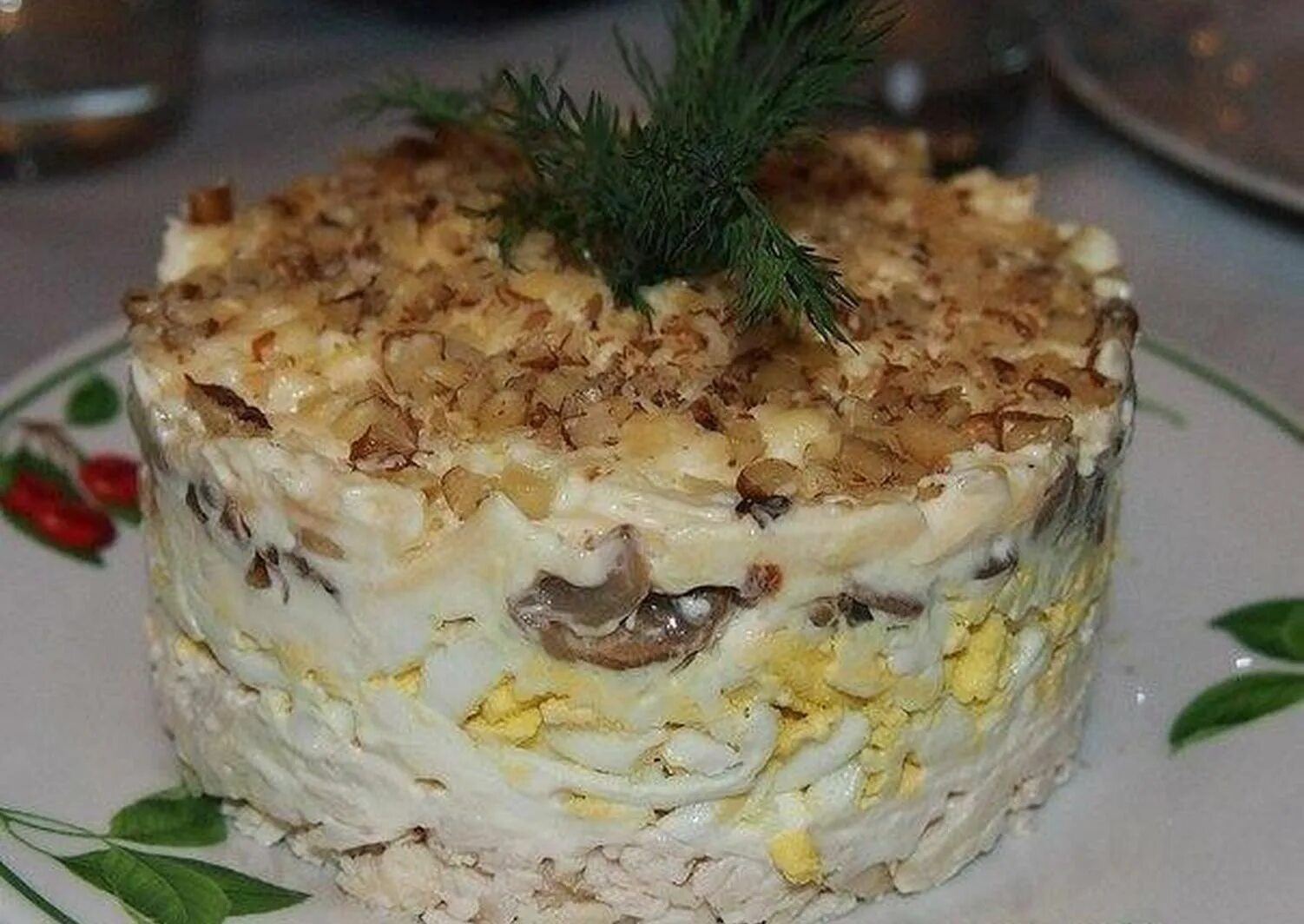 Салат курица с ананасами и грибами слоеный. Салат с черносливом и курицей и грецкими орехами слоями. Салат курица с ананасами и черносливом и грецким орехом. Салат грибы курица ананас чернослив. Салат с курицей грибами и грецкими орехами.