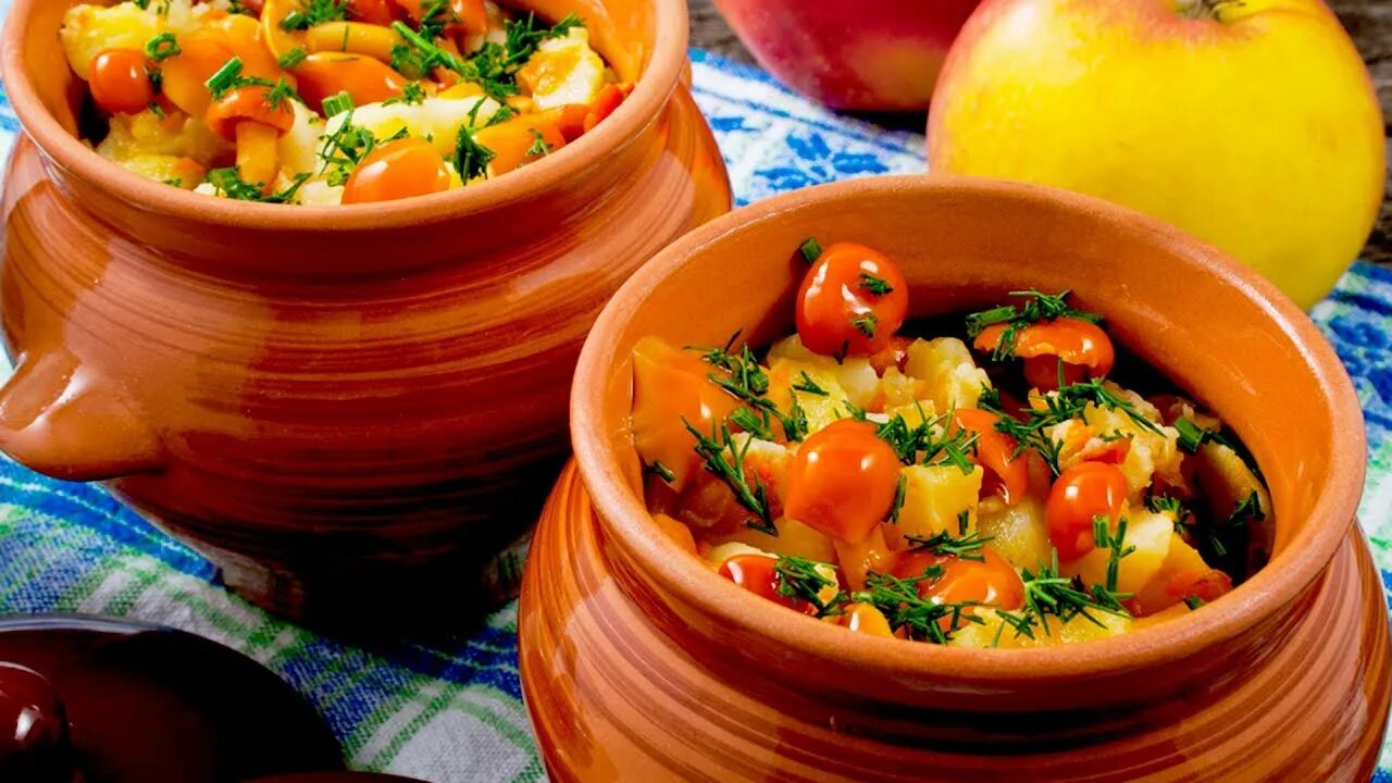 индейка в горшочках с лепешкой. индейка в горшочке в духовке с овощами. жаркое из индейки в горшочках. мясо в горшочках. блюда в глиняном горшке.