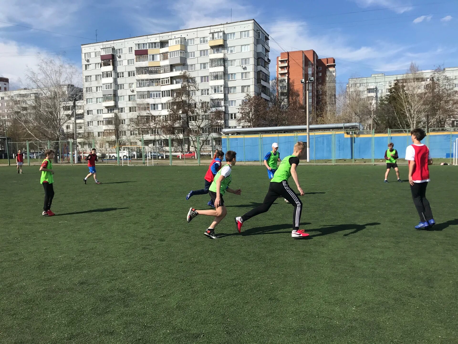 Играющие в футбол. Футбольная секция для детей в пензе. Спорт пенза. Пенза футбол. Зенит пенза 2010.
