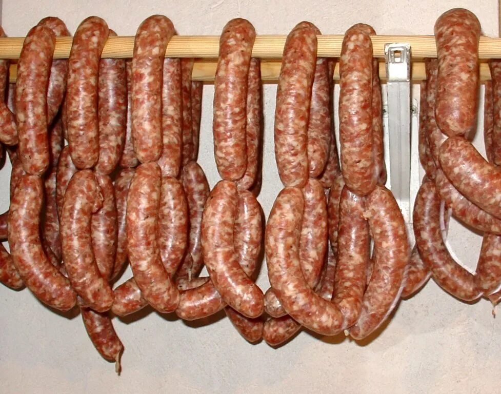 Копченые колбасы дома. Колбаса пальцем пханая белорусская. домашние колбасы. колбаса домашняя копченая. колбаса домашнего копчения.