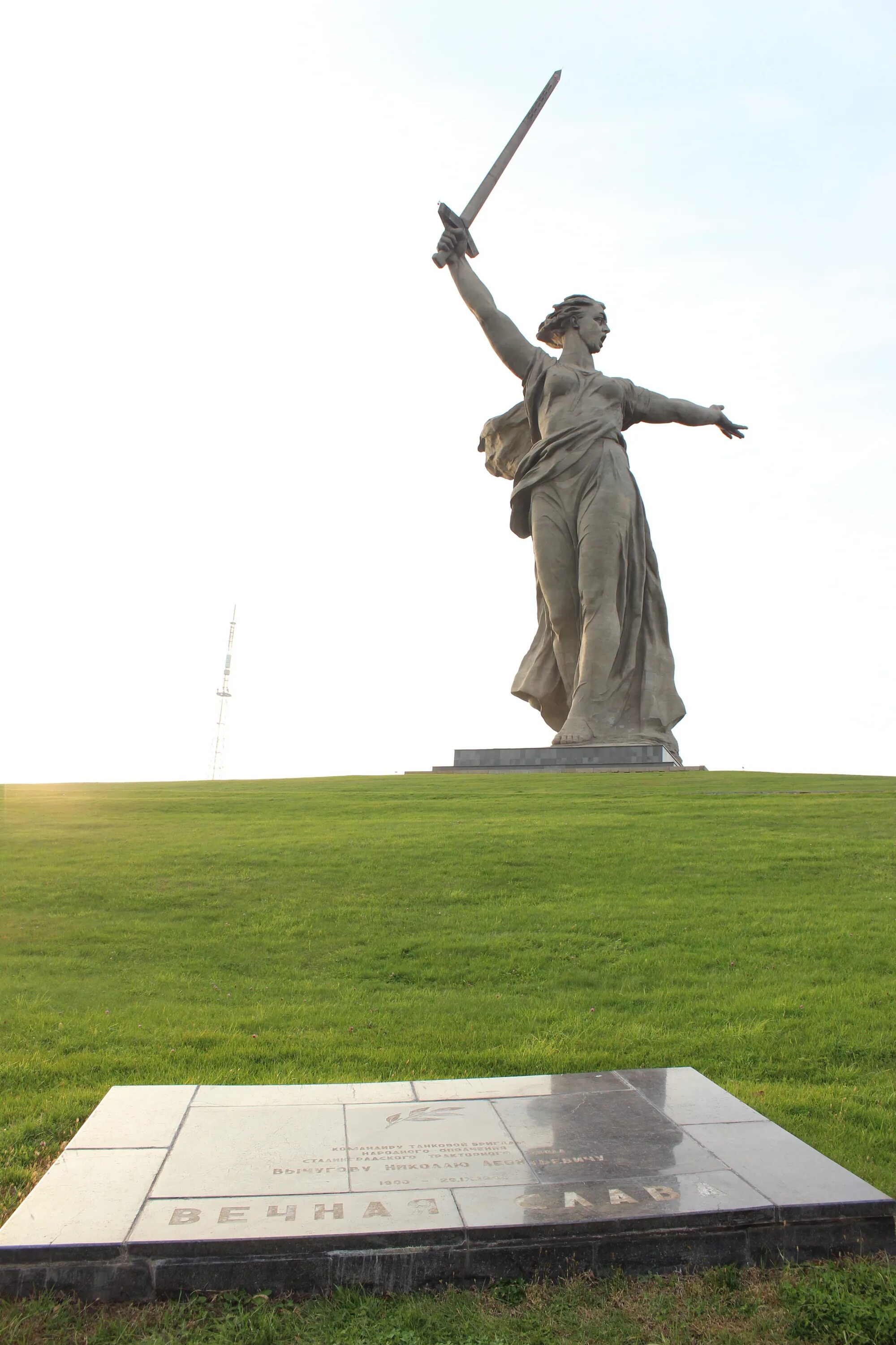 Ролина. Памятник Родина мать в Волгограде. Мать-Родина мемориал в Волгограде Родина. Волгоградская статуя Родина мать. Памятник Родина мать в Волгограде фото.