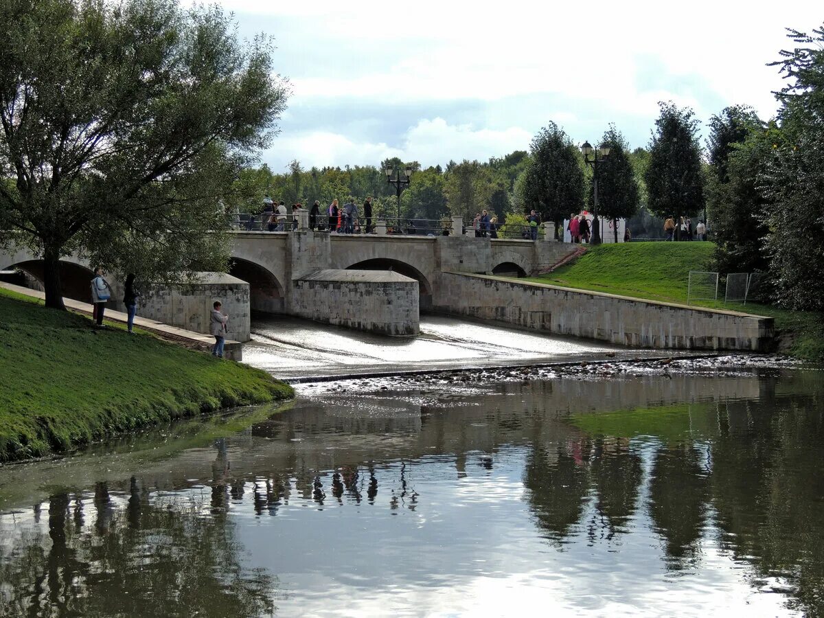 Головинские пруды плотина. Плотина в Царицыно. Головинские пруды водопад. Лихоборская обводнительная система. Пруд запруда