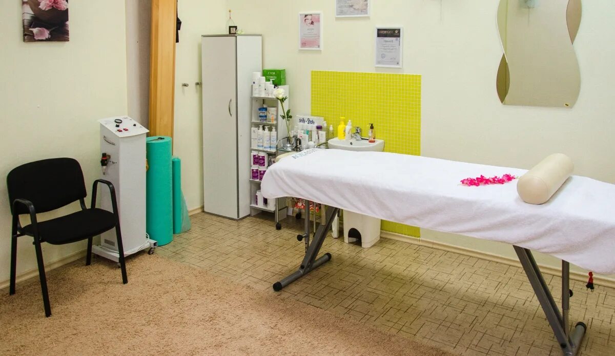 инвентарь для массажного кабинета. кабинет массажа. оборудование для массажного кабинета. интерьер массажного кабинета. массажный кабинет.