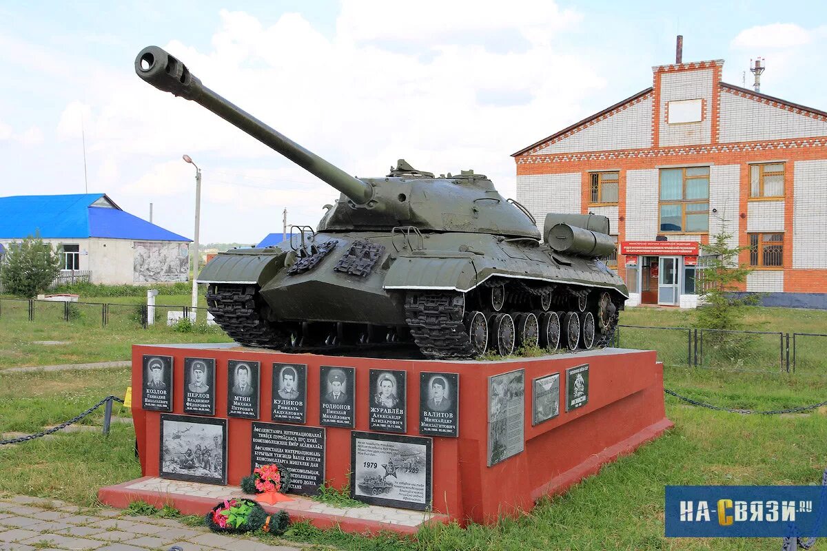 Батырево Чувашия. Село Батырево Чувашская Республика. Достопримечательности Батырево Чувашия. Памятник танк в Батырево. Ис село