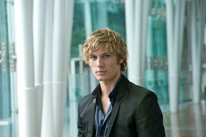 Страшно красив фильм 2011. Алекс петтифер страшно красив. Страшный красавец. Страшно красив фильм 2011. Страшно красив фильм 2011.