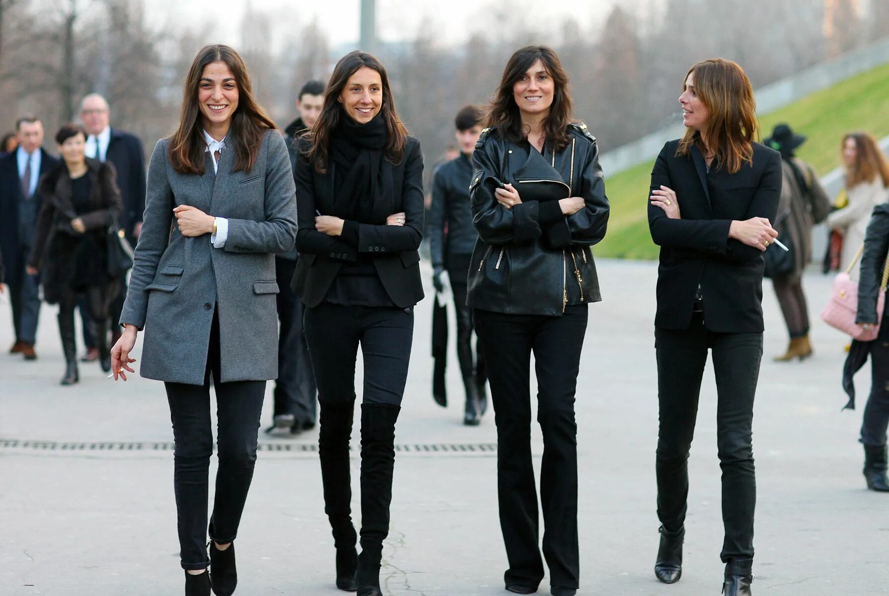 Одежда американцев на улице. Шведская уличная мода. Люди в повседневной жизни. Как одеваются обычные люди. Стрит стайл мужской кэжуал.