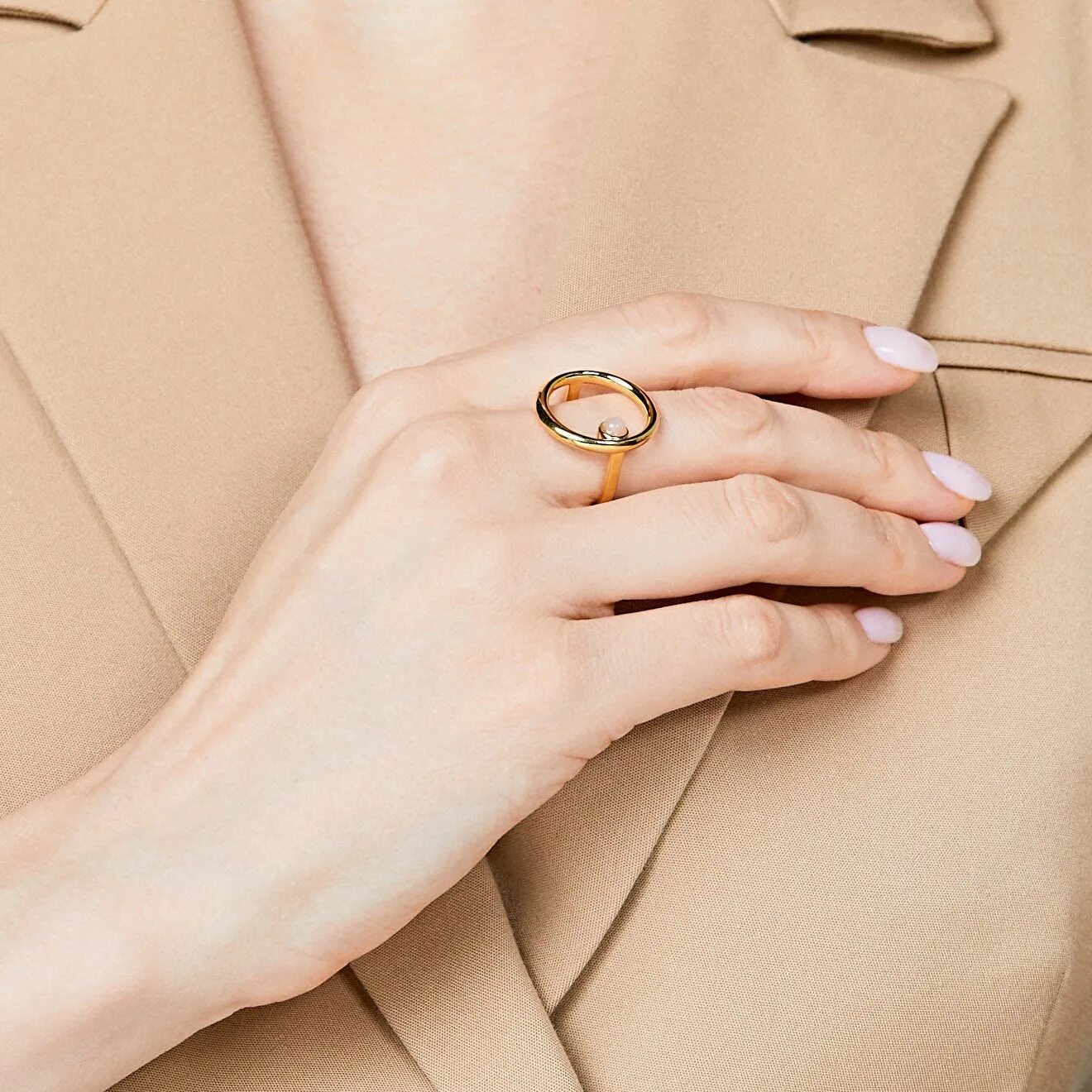 Кольцо круглое. Модные женские кольца. Модные золотые кольца. Модные золотые кольца женские. Золотые кольца 2022