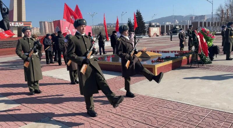 Защитники отечества чита. Мемориал боевой и трудовой славы забайкальцев в Чите. Чита 23 февраля мемориал. Парад на 23 февраля Чита. Памятник защитникам Донбасса.