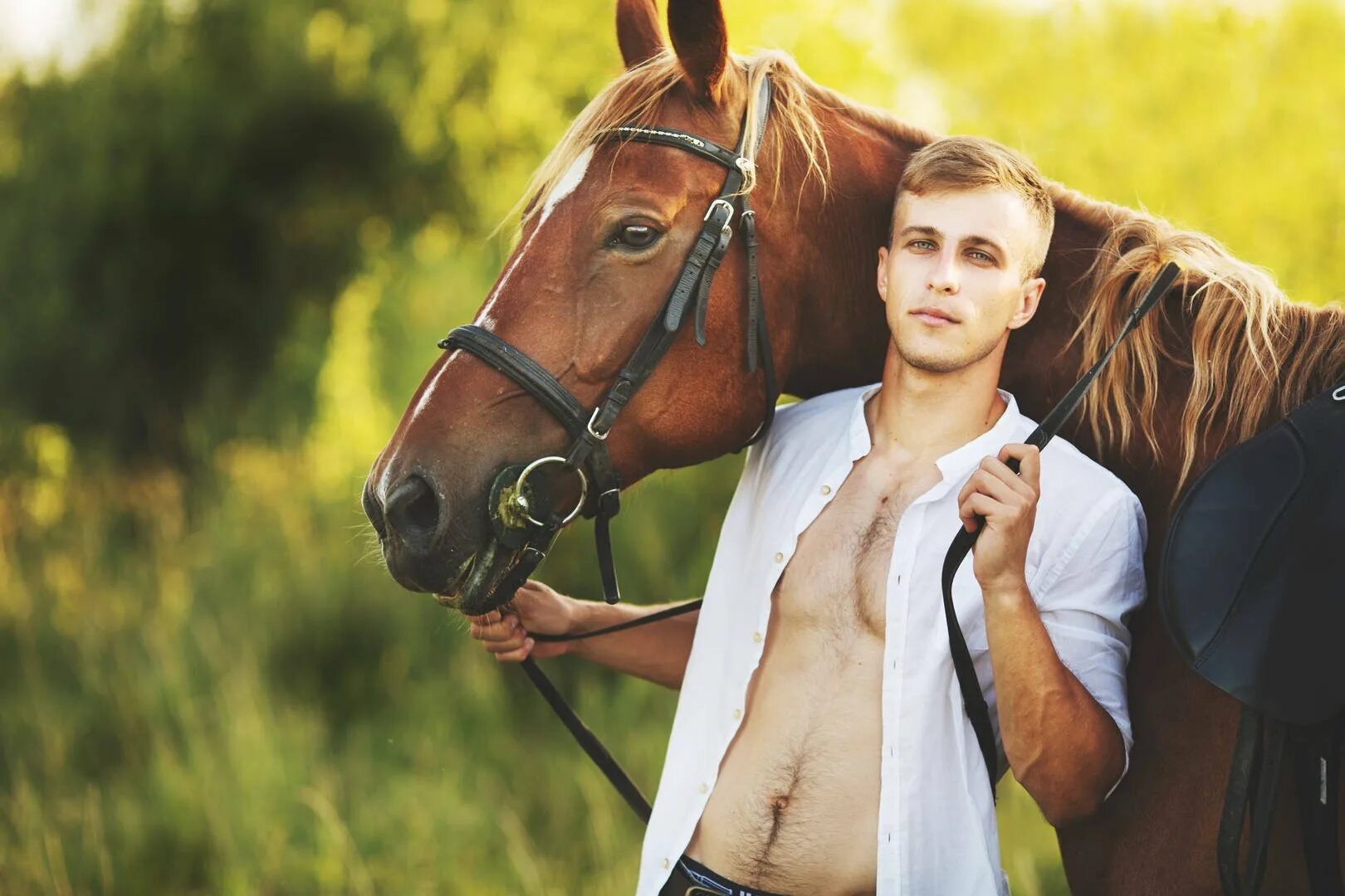Фотосессия с лошадьми. Мужчина на лошади. Мужчина рядом с лошадью. Красивый парень с лошадью.