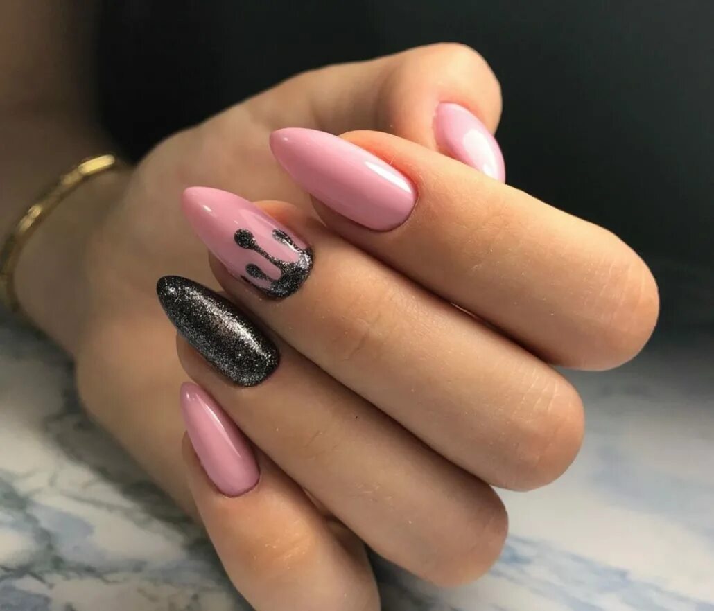 Форма миндаль 2023. Ногти 2022 миндаль 2022. Миндальные ногти. Маникюр миндаль. Маникюр на миндалевидных ногтях модные тенденции.