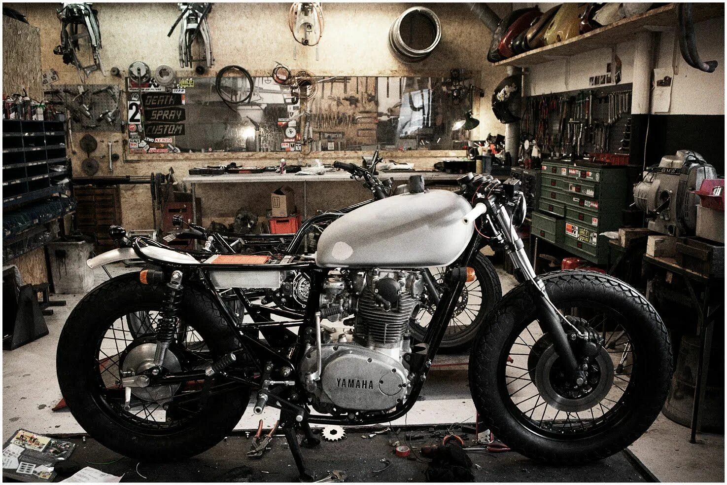 Где поставить мотоцикл. Кастом мастерская мотоциклов. Мото кастом гараж. Гараж для мотоцикла. Старый мотоцикл в гараже.