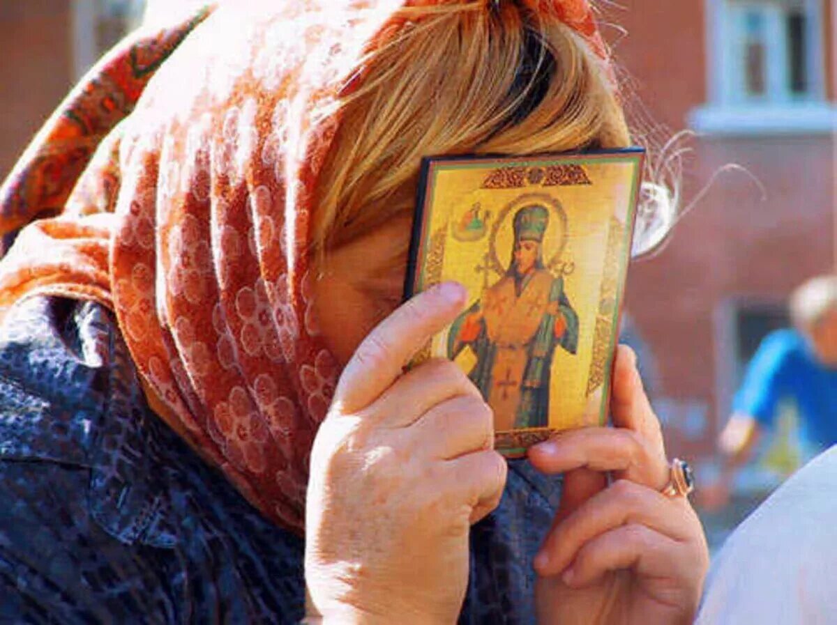 Контакты верующего человека. Православные люди. Икона человека. Человек молится. Женщина с иконой в руках.