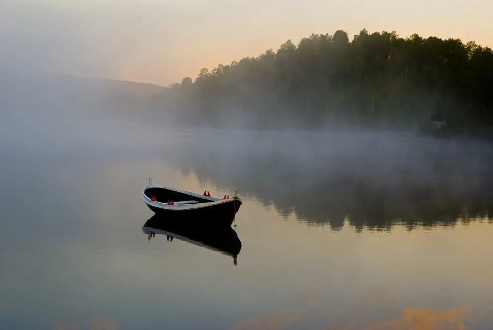 Лодка на воде. Море посреди океана. Катер плывёт со скоростью. Лодка плывет под берегом влево широко. Лодка на воде.