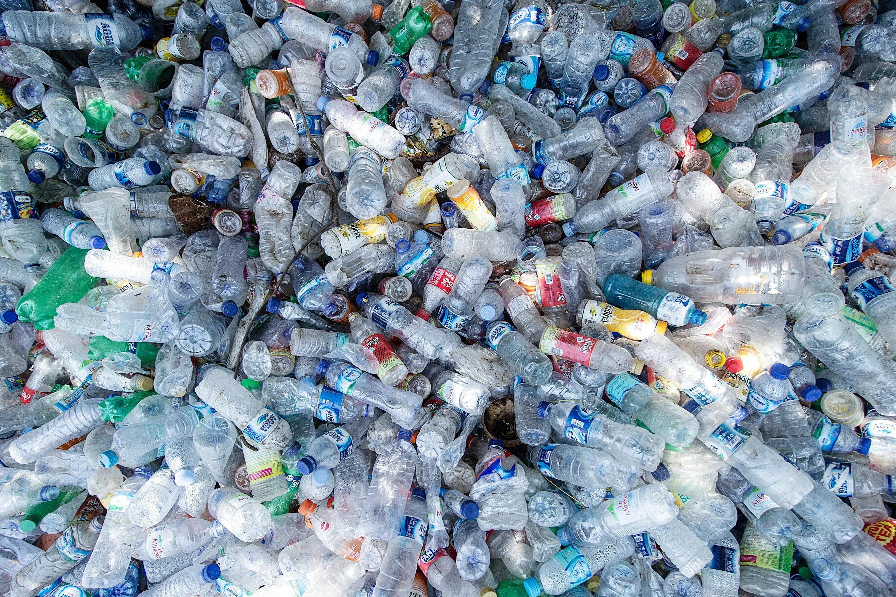 Plastic am. Пластик чикиндилар. Изделия из платмасс. Пластмасса. Утилизация пластиковых бутылок.