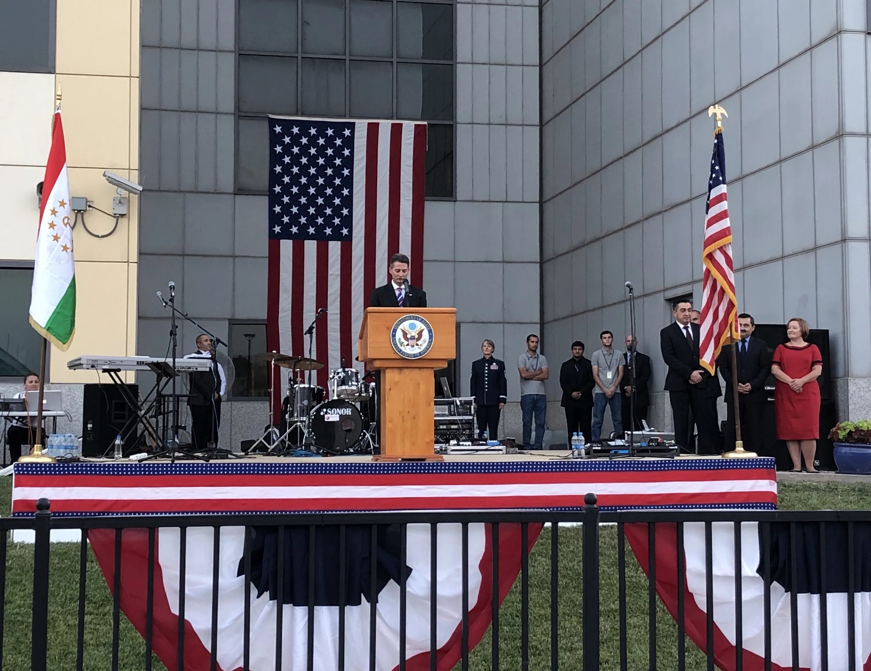 Посольство сша в душанбе таджикистан. Посольство сша в душанбе. Американское посольство в ташкенте. Здание посольства таджикистана в сша. Us embassy dushanbe.