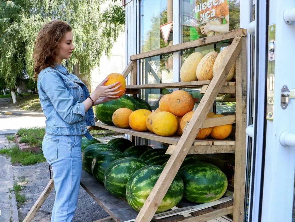 Девушка с дынями. Полки для дыни. Дыни подростков. Человек дыня.