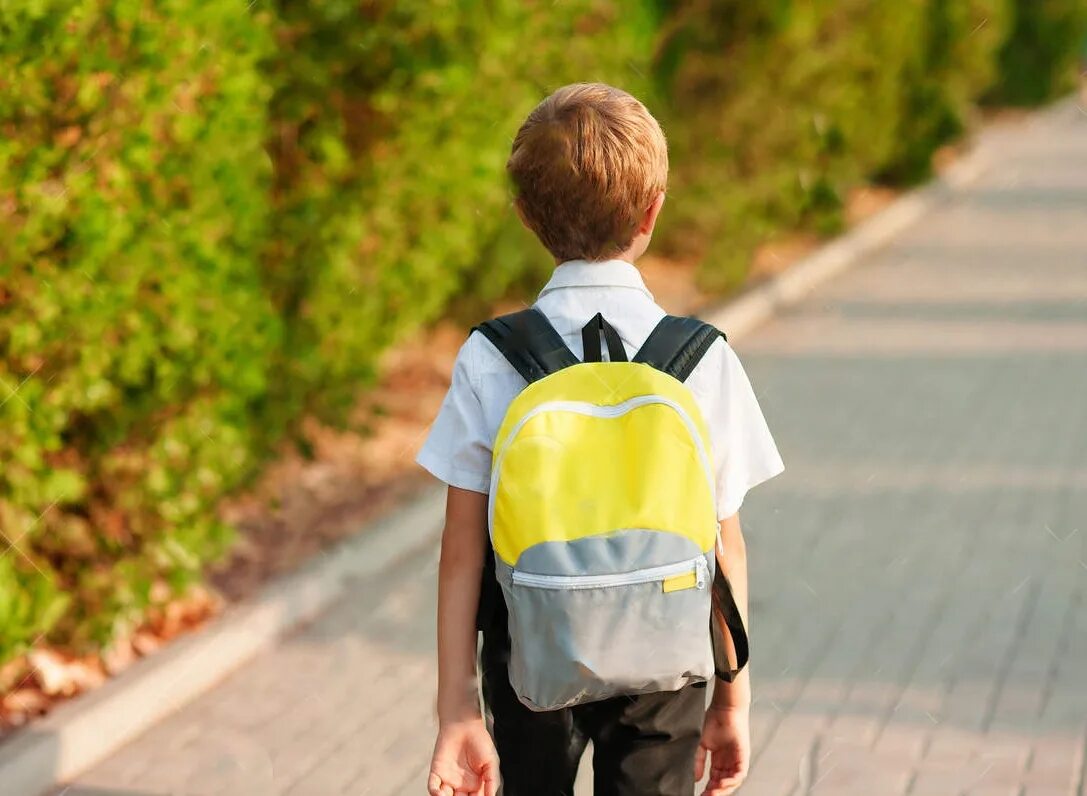 Человек идет в школу. Ученик с портфелем. Школьник с рюкзаком. Рюкзак для мальчика. Школьник с портфелем.