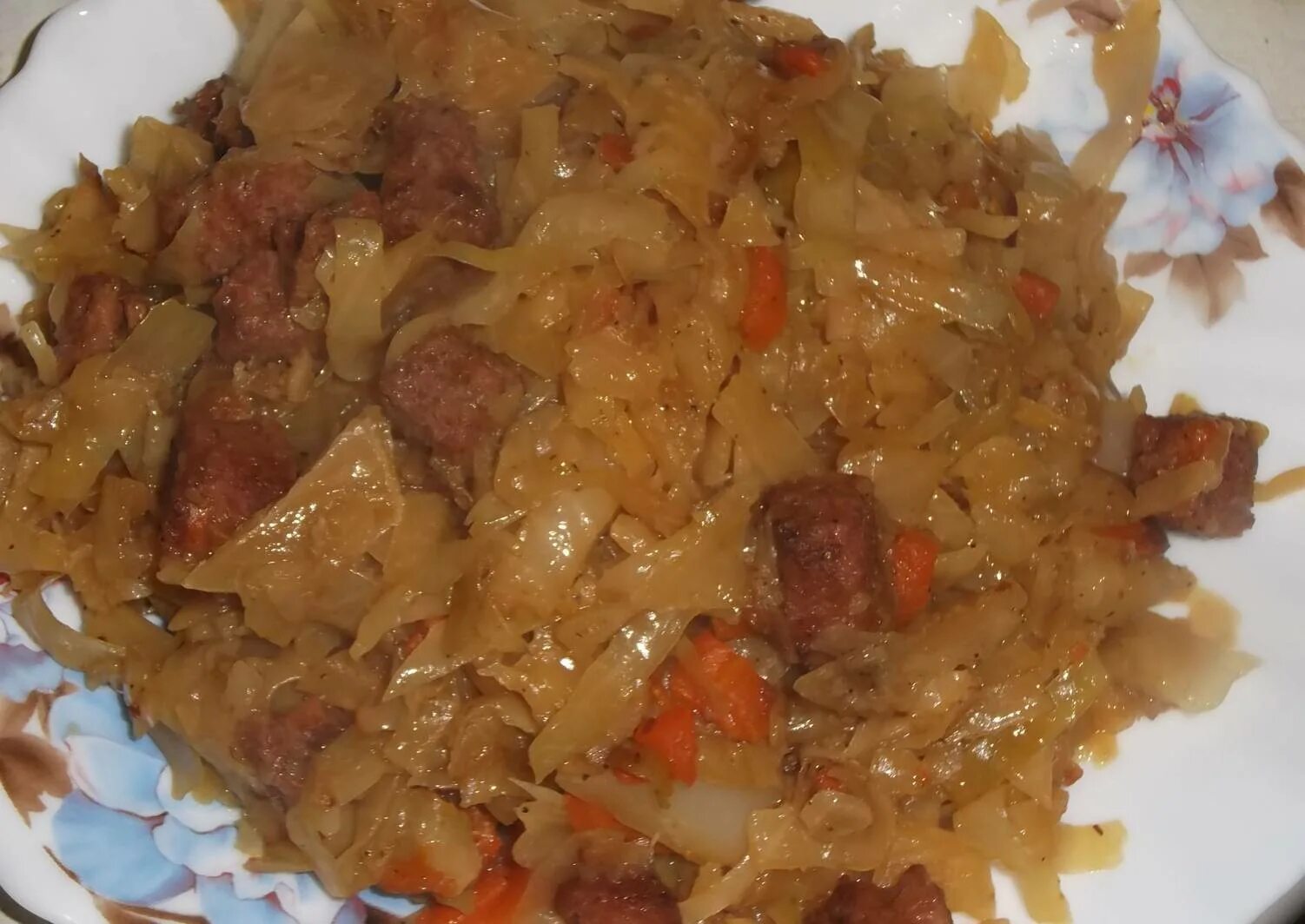 Как тушить капусту с мясом фото Тушеная капуста с мясом в казане томатной пастой фото