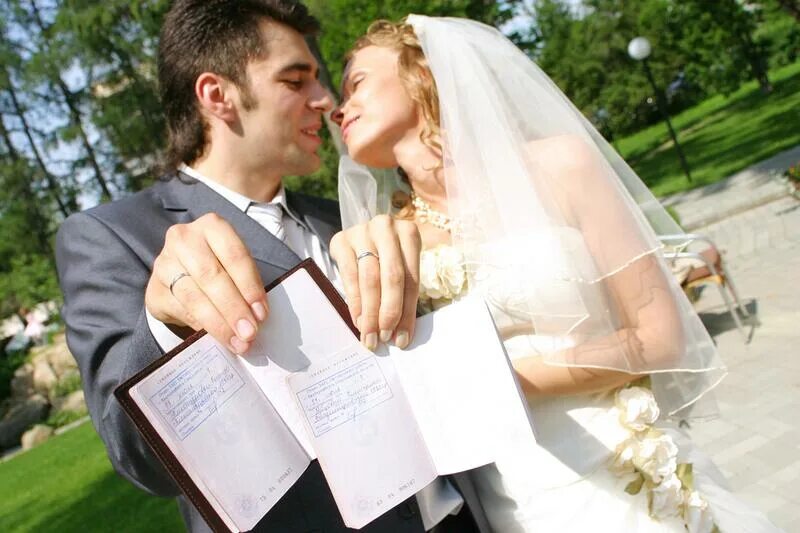 Молодожены в ЗАГСЕ. Свадебная фотосессия в ЗАГСЕ. Жених и невеста расписываются. Фотосессия после регистрации брака.