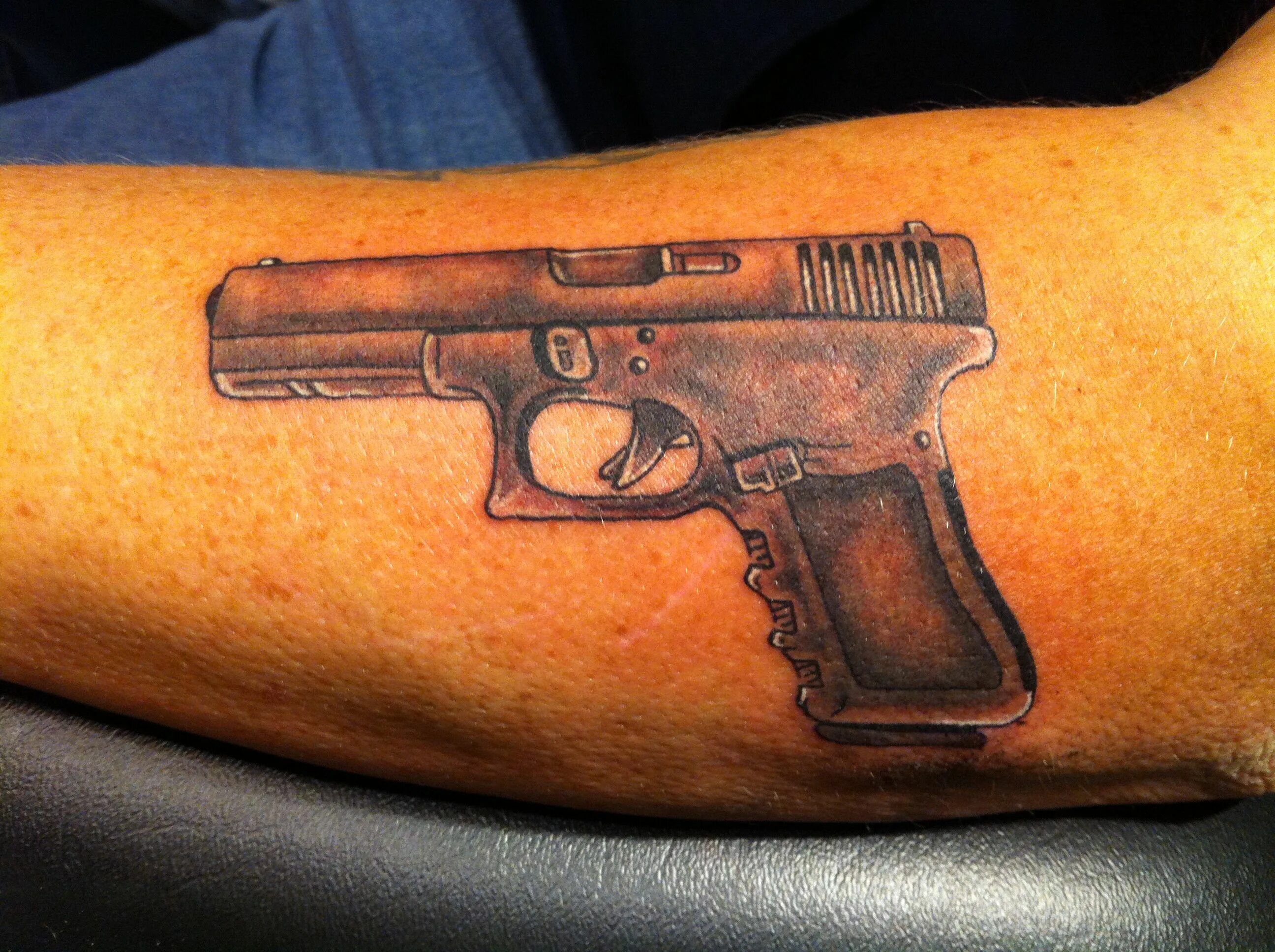 Tattoo guns. Револьвер тату олд скул. Тату гангстеров. Револьвер наган тату. Tattoo guns.
