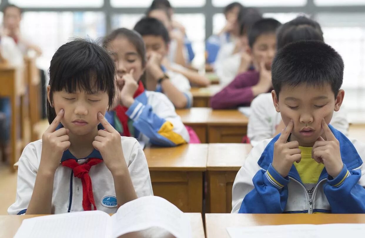 Обучение китайских детей. Китайские школьники. Китай школа дети. Урок в китайской школе. Дети китайцы в школе.