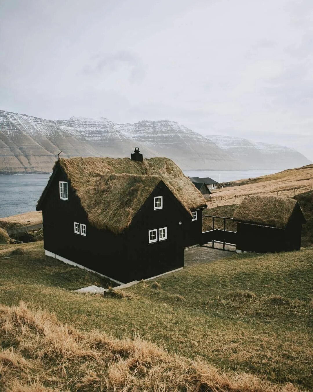 Исландия рейкьявик природа. Дерновые домики исландия. Деревня гасадалур, фарерские острова. Дерновые дома в исландии. Рейкьявик фьорды.