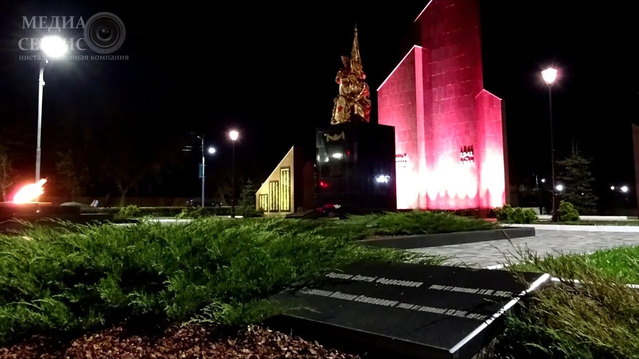 Тульская обл поселок Первомайский вечный огонь. Мемориал памяти поселок Первомайский Тульская область. Мемориал Скорбящий воин Щекино. Подсветка мемориала.