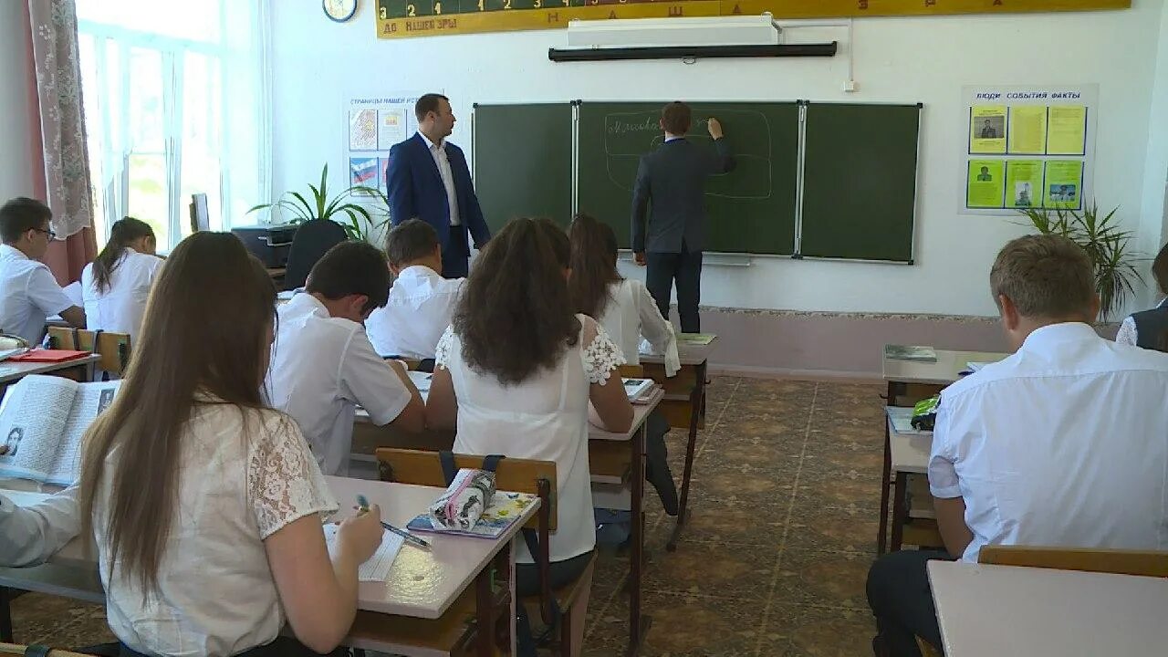 Земский учитель ставропольский край. Учитель в школе. Земский учитель ставропольский край. Земский учитель 2022. Учителя в 16 школе в карачаево-черкессия.