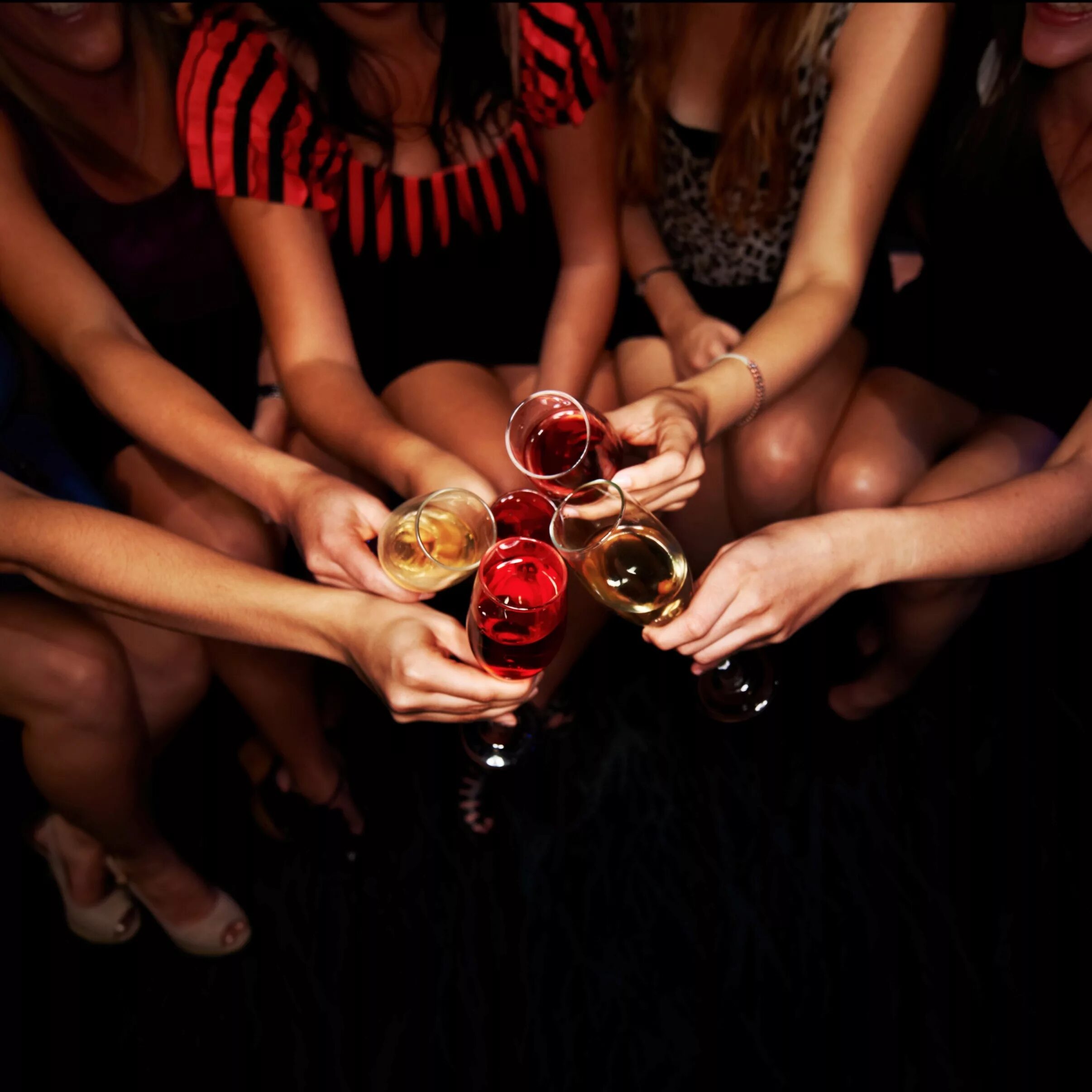 Страстные вечеринки. Девчонки на вечеринке. Вечеринка с подругами. Вечеринка с вином. Вечеринка девочек.