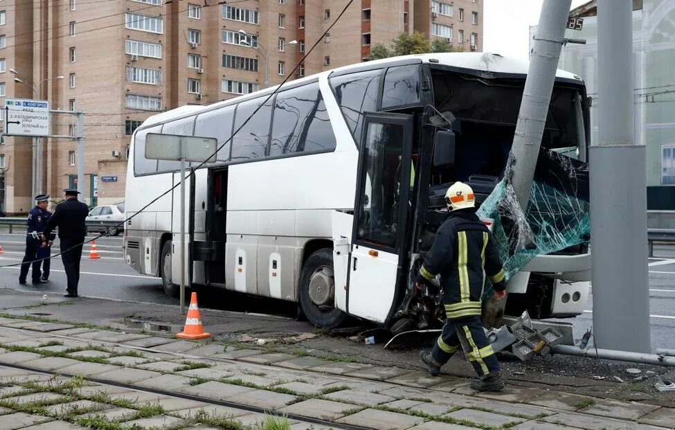 Водитель туристического автобуса. Автобус врезался в столб в Москве.