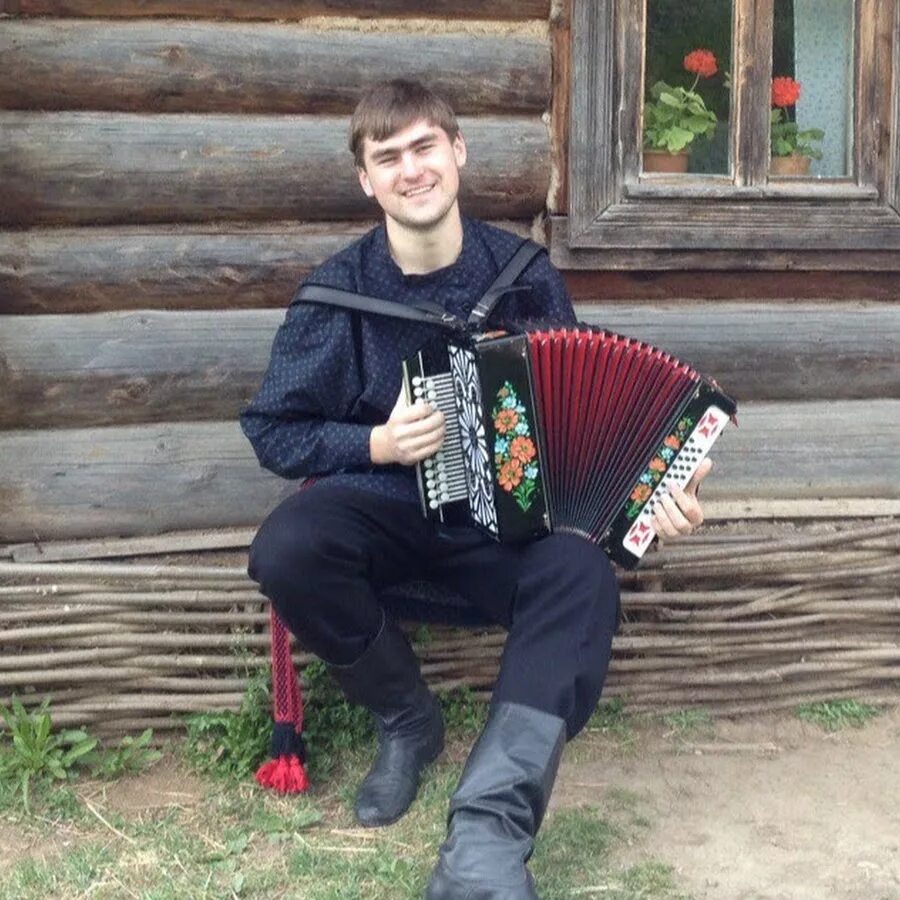 Фото мужчины с гармошкой. Человек с гармошкой. Мальчик с гармонью в деревне. Мужик под гармонь. Земченков гармонист.
