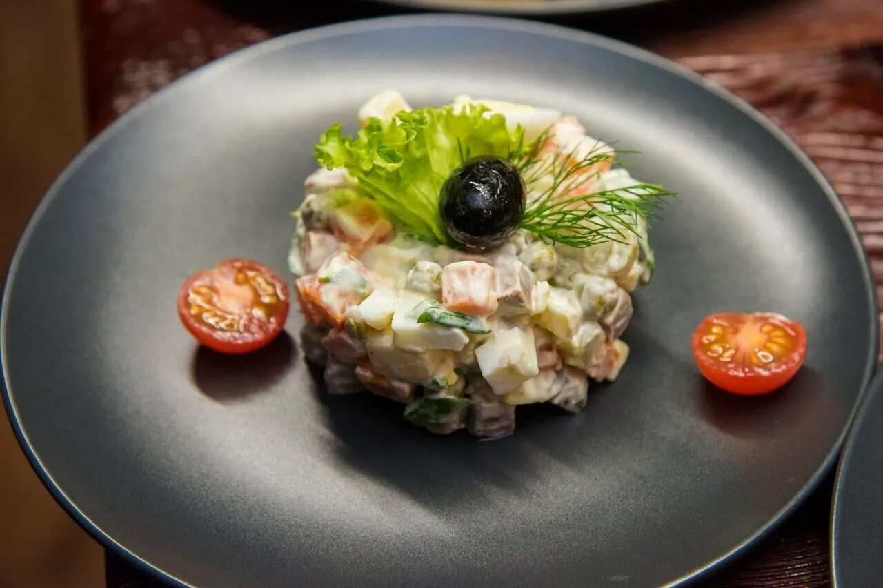 Салат мясной классический. Оливье с говядиной. Мясной салат оливье. Мясной салат. Мясной салат.