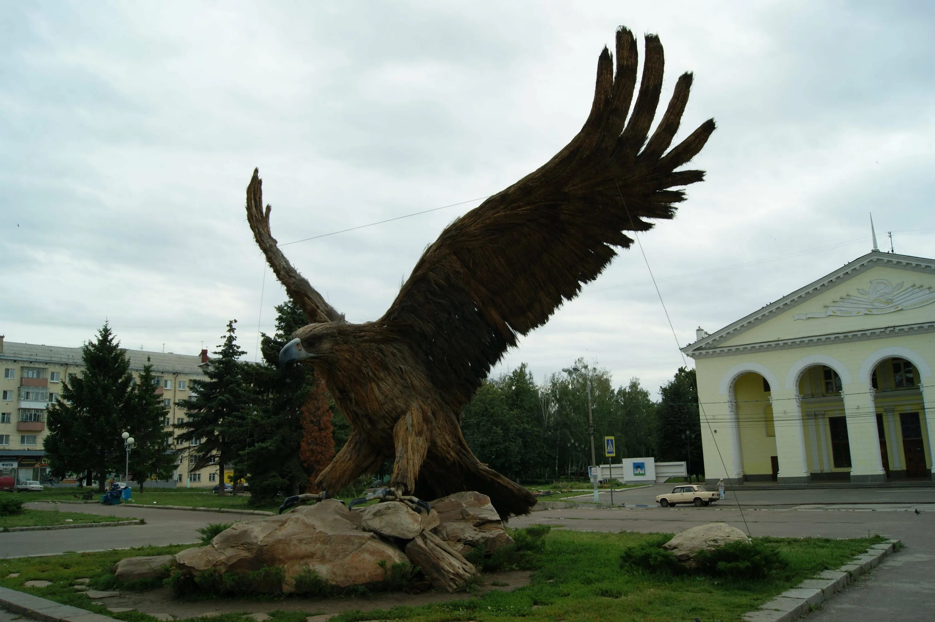 Орёл город. Орел в городе Орел. Город орёл достопримечательности. Статуя орла в городе Орел. Орел е б