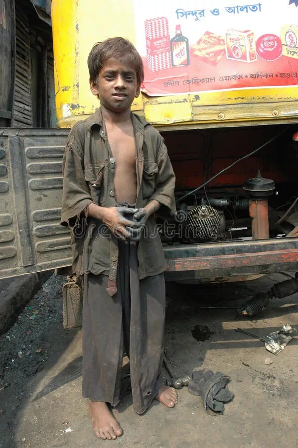 Маленький бомж. Индийские дети бездомные. Бездомный мальчик. Индийские мальчики бездомные.