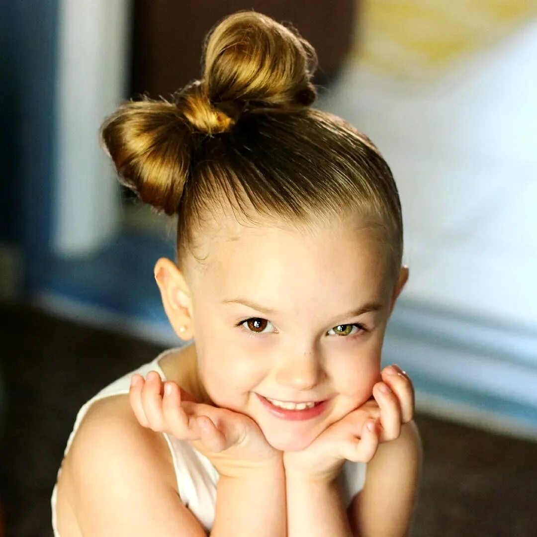 Детские прически бант. Прическа с бантом. Бант из волос. Прическа с бубликом. Прическа ребенку с бантами.