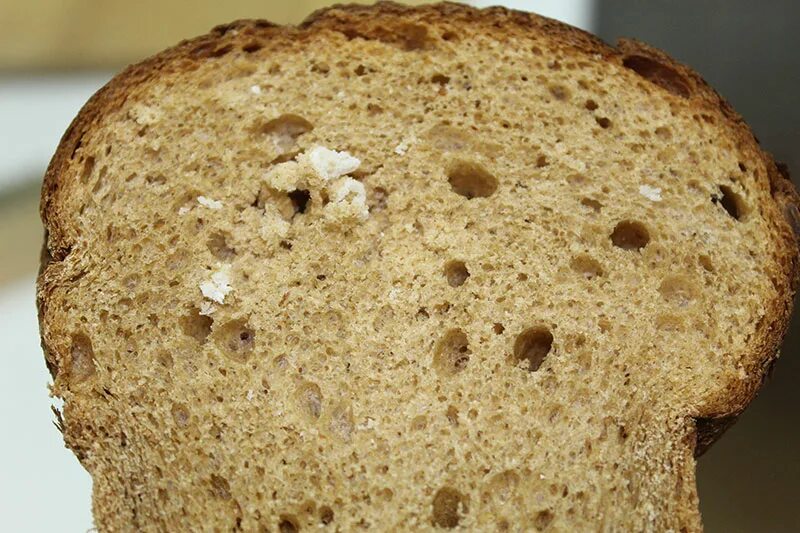 Что внутри хлеба. Дефект хлеба непромес. Мякиш хлеба. Дефекты мякиша хлеба. Хлебобулочные изделия непромес.