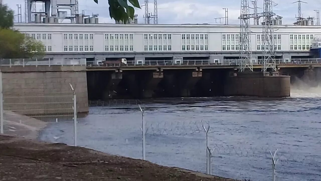 Волгоградская дамба гэс. Красноярская гэс. Саяно-шушенская гэс гидроэлектростанция. Гидроэлектростанция саяно шушенская. Камская гэс шлюзы шпиль.