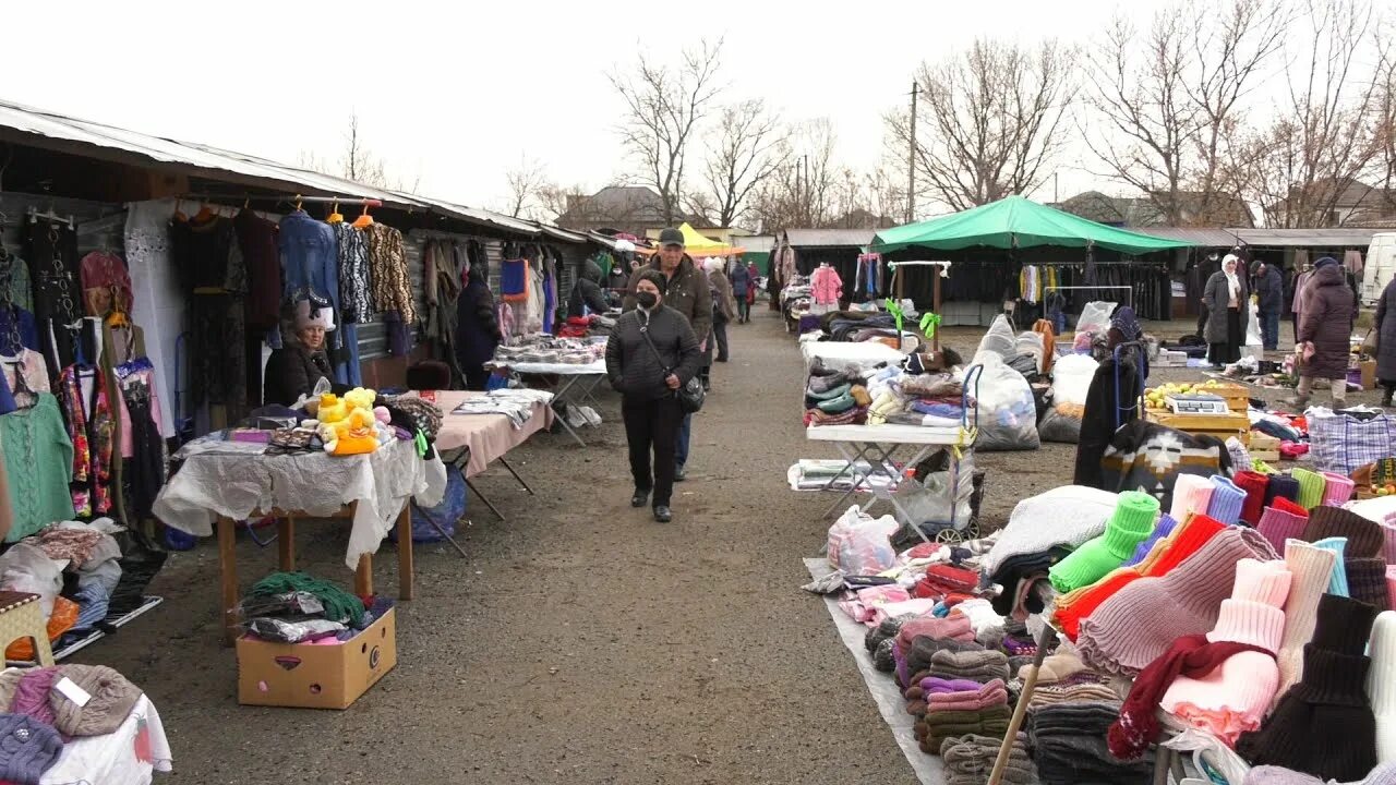 Учкекен карачаево черкесская рынок. Учкекен карачаево-черкесская республика рынок. Рынок вязаных изделий. Карачаево-черкесская республика черкесский вязаный рынок. Базар учкекен.