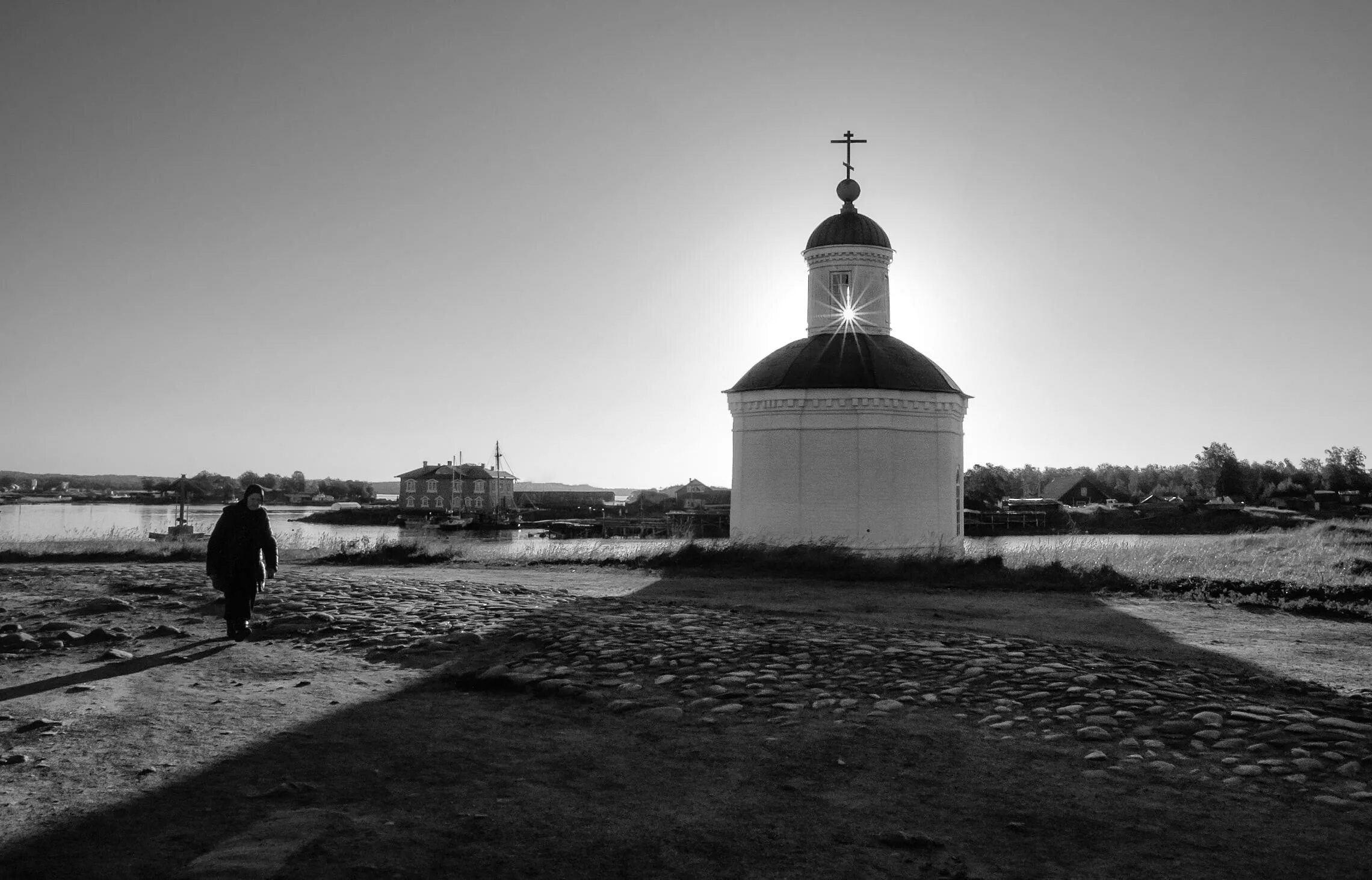 Путь к храму. Соловки черно белые фото. Чёрная Церковь по пути на Юг. Соловки черно белое фото с людьми. Храм дорога жизни