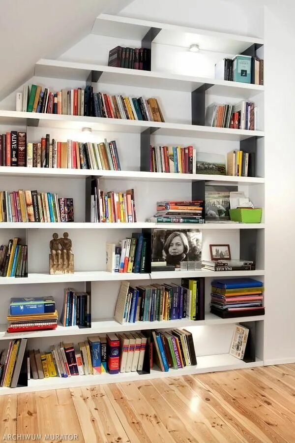 Книжная полка в потолок. Книжный стеллаж до потолка. Книжная полка в потолок. Украшение книжного шкафа. Книжный стеллаж во всю стену.