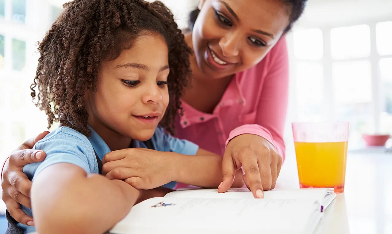 Attending parent. Parents&#039; или parents&#039;s. сочувствие. parents teaching children to learn. the children are doing their homework.