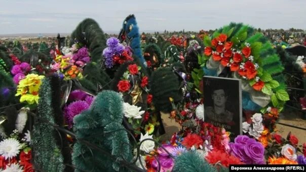Похороны в борзе. Похороны военнослужащего. Флаги на могилах. Похороны в борзе. Похороны в борзе.