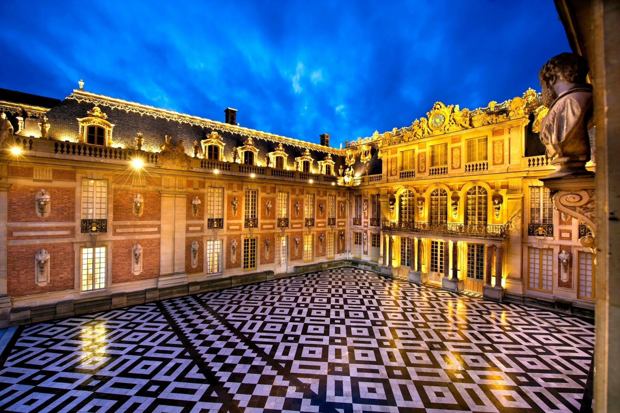 Королевский версаль. Королевский двор Версальского дворца. Версаль Франция. Версаль дворец Франция. Версаль фасад дворца.