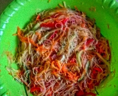 Фунчоза с колбасой и овощами