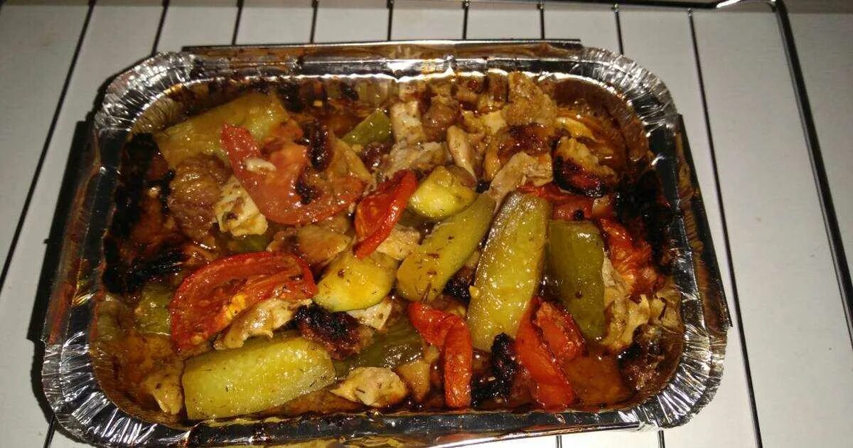 Овощи в духовке на противне крупными кусками. Курица с овощами в духовке. Курица запеченная с овощами в духовке. Запеченное мясо с овощами. Курица в духовке кусочками с овощами.