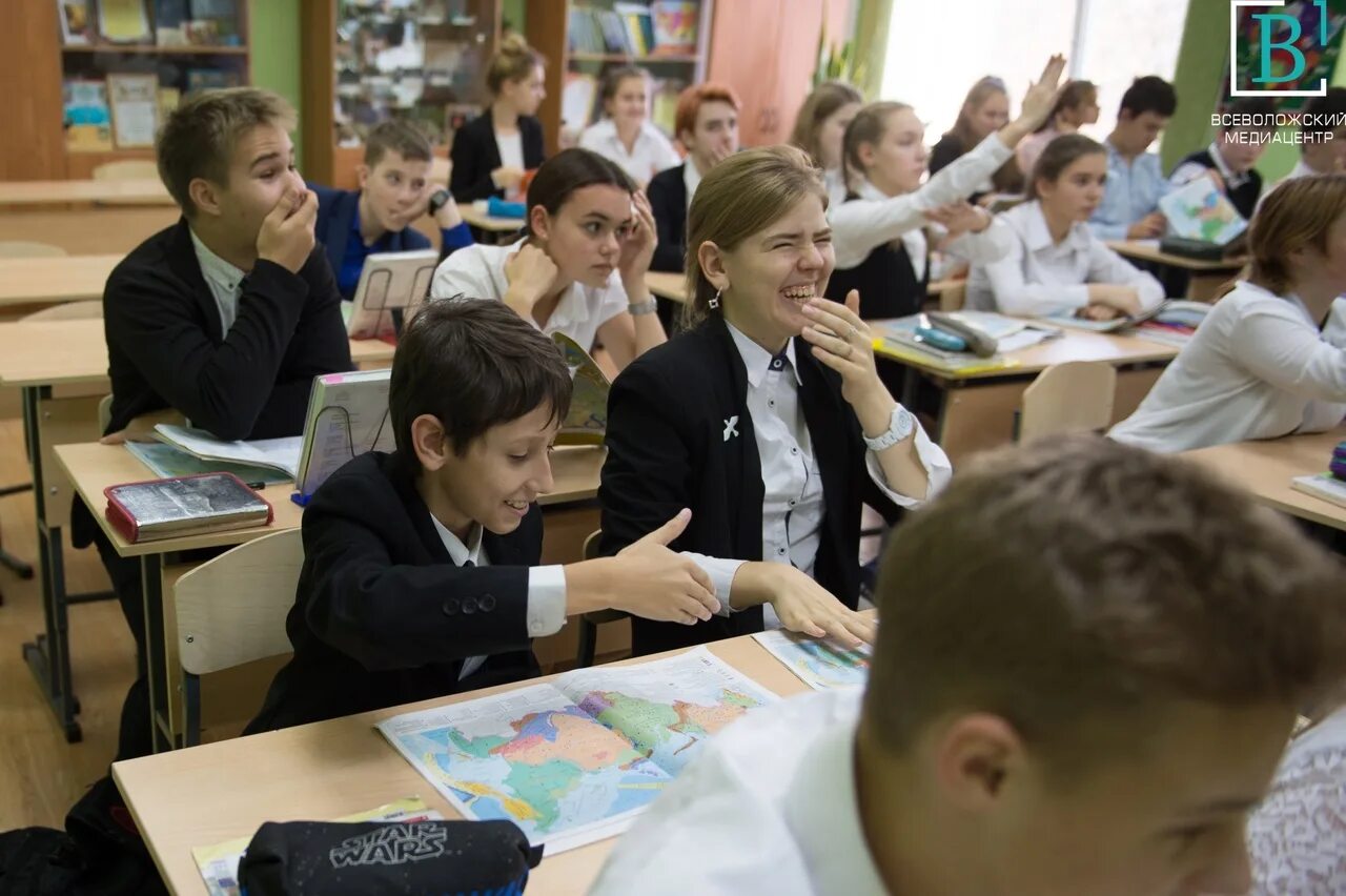 Школьники на географии. Урок географии. Школьники на уроке географии. Преподавание географии в школе. Урок географии.