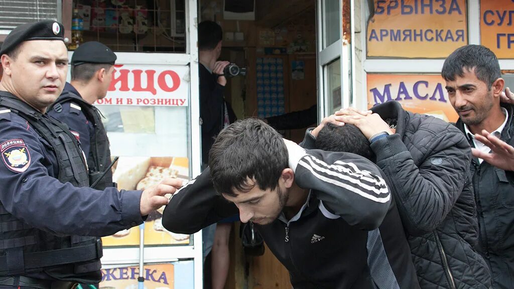 Вывозят таджиков. Полиция задерживает мигрантов. Преступность мигрантов. Облавы на таджикских мигрантов. Мигранты на рынке.