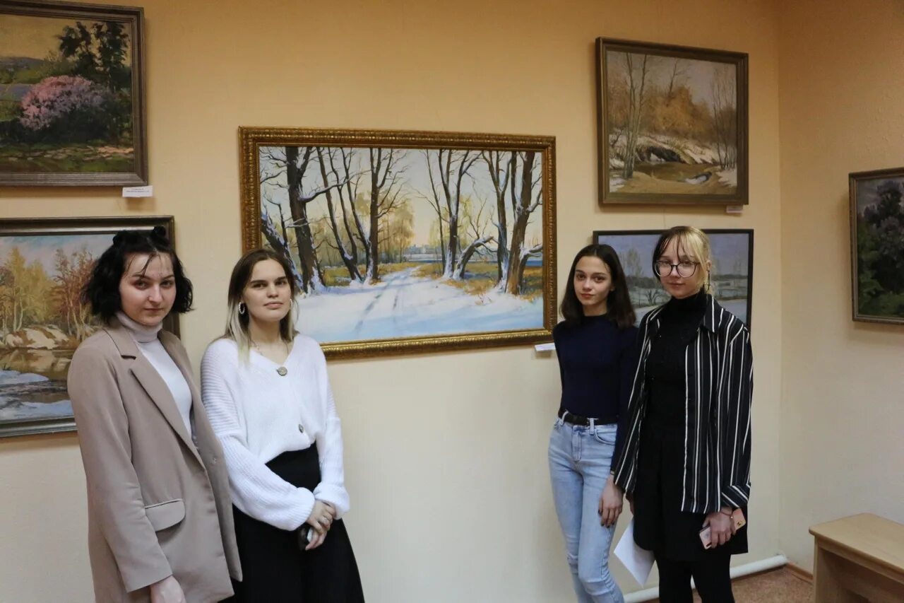 Театр бугуруслан. Фото выставочного зала союза художников. петр харченко бугуруслан художник. выставка в выставочном зале союза художников самары - фамилии. панорама выставочного зала.
