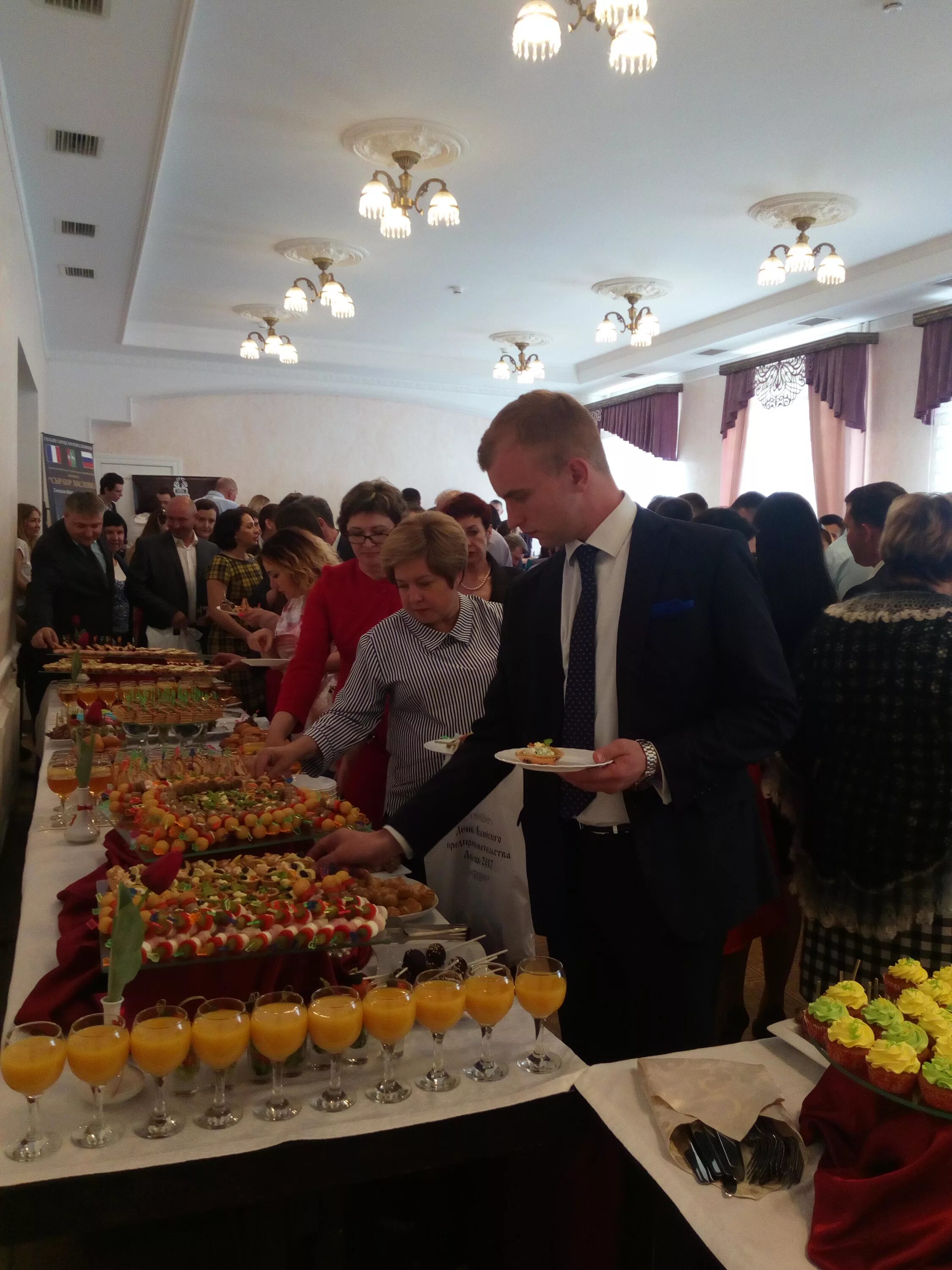 Еврофуд. Кейтеринг липецк. Аккорд кейтеринг липецк. Канапе в шоте с соусом чили. Кейтеринг еда вид сверху.