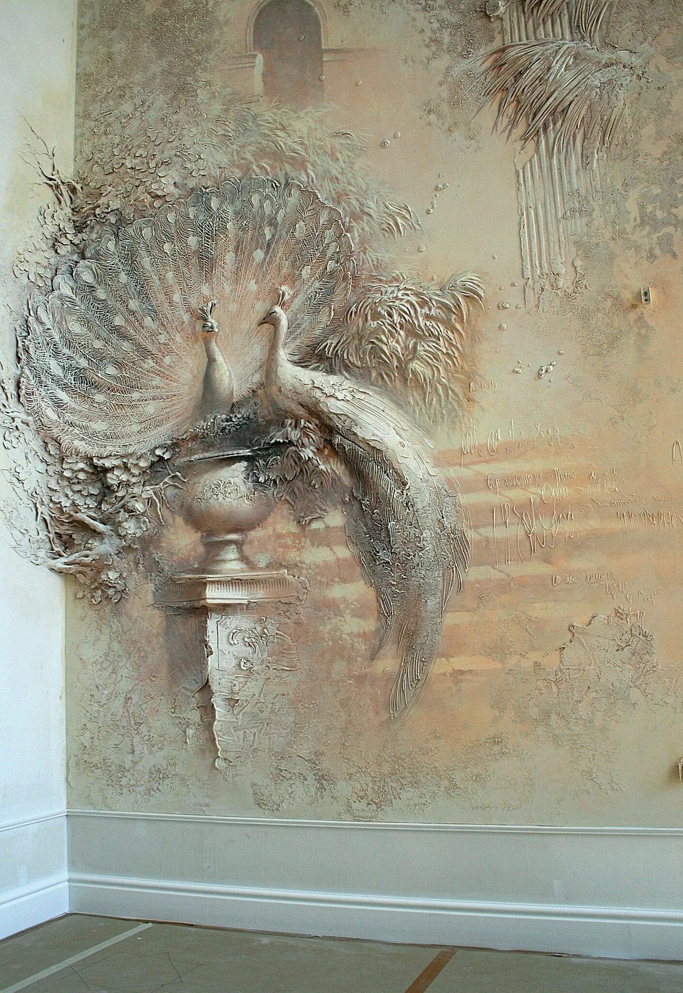 Казеиново-известковая живопись. Как называется картина на штукатурке. Живопись на стенах. Картины из венецианской штукатурки. Студия алексея тищенко барельеф.